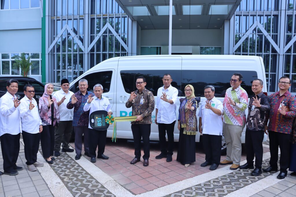 UIN Walisongo dan BSI Jalin Kerja Sama Strategis, Serah Terima Hibah Satu Unit Mobil Hiace – UIN Walisongo 3 IMG 95511