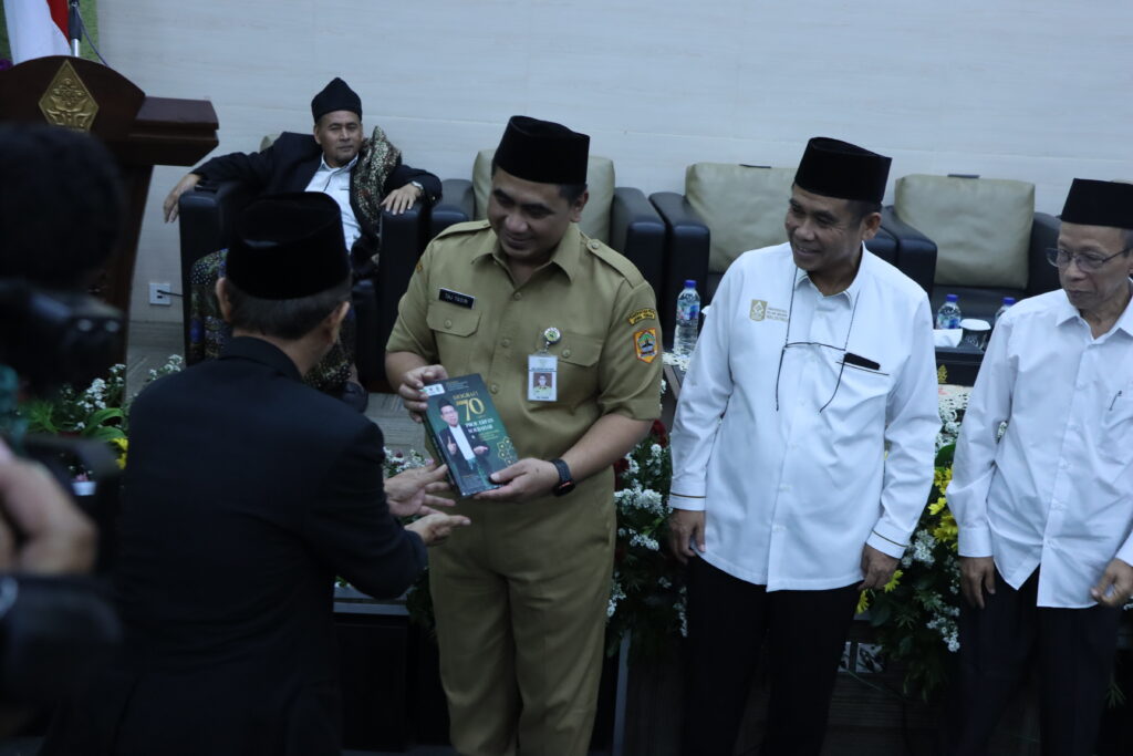 Buku Ini Adalah Mozaik Keteladanan dan Perjuangan – UIN Walisongo 2 IMG 3857