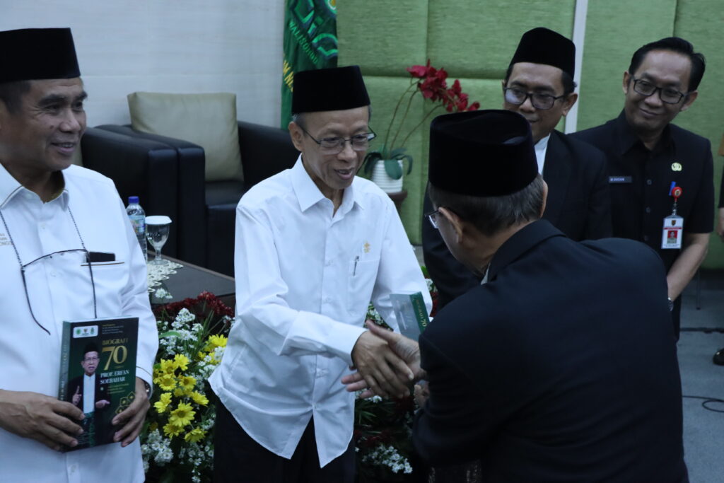 Jejak Pengabdian 70 Tahun Prof. Erfan Soebahar Diabadikan dalam Buku Biografi, UIN Walisongo Gelar Seminar dan Launching – UIN Walisongo 3 IMG 3861