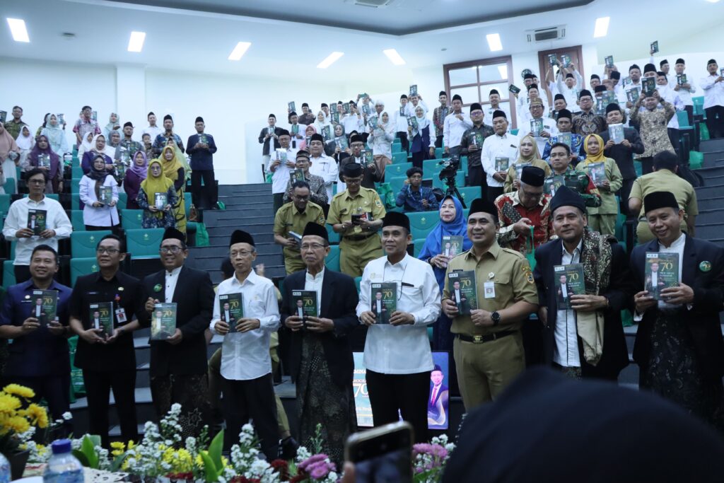 Buku Ini Adalah Mozaik Keteladanan dan Perjuangan – UIN Walisongo 3 IMG 38711
