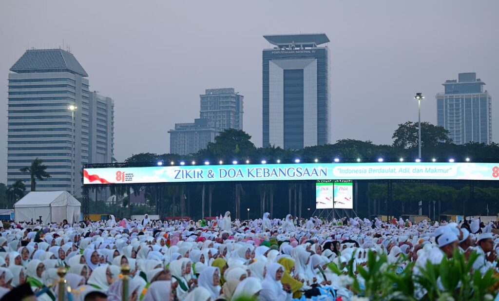 100.000 Jemaah Hadiri Zikir dan Doa Kebangsaan di Monas, Wujud Syukur atas Kemerdekaan Indonesia – UIN Walisongo 3 WhatsApp Image 2026 08 02 at 04.27.50