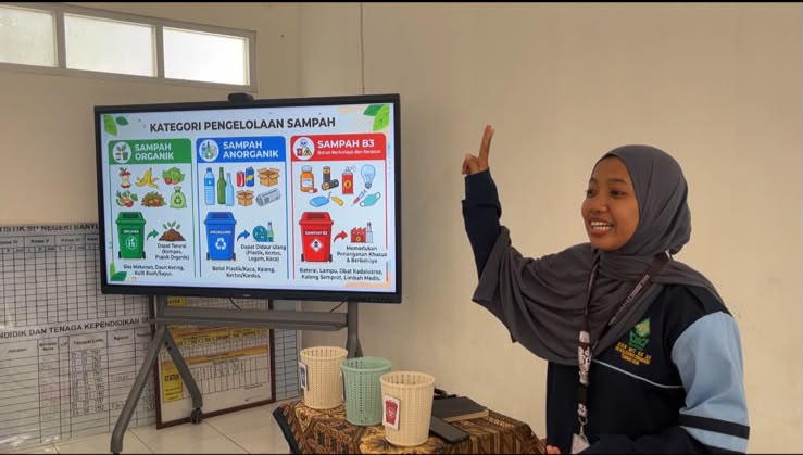 Tanamkan Kepedulian Lingkungan, KKN UIN Walisongo Gelar Sosialisasi Pilah Sampah di SDN 4 Banyubiru – UIN Walisongo 2 WhatsApp Image 2026 08 02 at 08.13.13