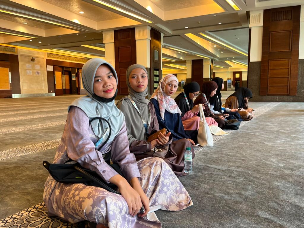 Mahasiswa KKN Internasional Arab Saudi Jelajah Kawasan Ajyad Masofi, Temukan Titik Tenang Beribadah di Zamzam Tower – UIN Walisongo 2 WhatsApp Image 2026 08 04 at 10.16.05