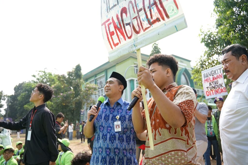 Wagub Jateng Taj Yasin Maimoen Buka-Bukaan Rencana Pembangunan Tanggul Laut Jateng di Depan 4.623 Mahasiswa Baru UIN Walisongo – UIN Walisongo 2 WhatsApp Image 2026 08 18 at 14.02.18