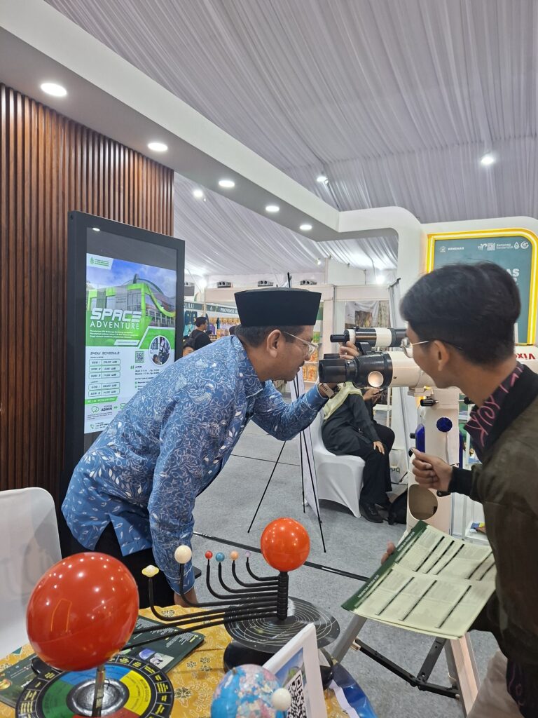 Dirjen Bimas Islam Kunjungi Stand Planetarium UIN Walisongo, Apresiasi Edukasi Astronomi – UIN Walisongo 2 WhatsApp Image 2026 09 15 at 12.13.471
